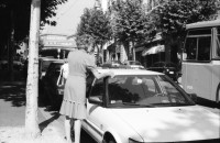 Image of sheet 19880810 photo 35: Frau putzt ihre Wagen mit einem Taschentuch,  1988.