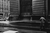 Image of sheet 19880810 photo 8: Gehsteigreinigung Trottoir wird mit Wasser gereinigt. als Hinderniss für Fussgänger in Bern. 09.88 1988 √