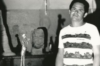 Image of sheet 19880820 photo 25: Portrait Aparicio Artola, Nicaraguanischer Bildhauer im Gaswerk Schlieren mit seinen Skulpturen. Zürich 1988 √