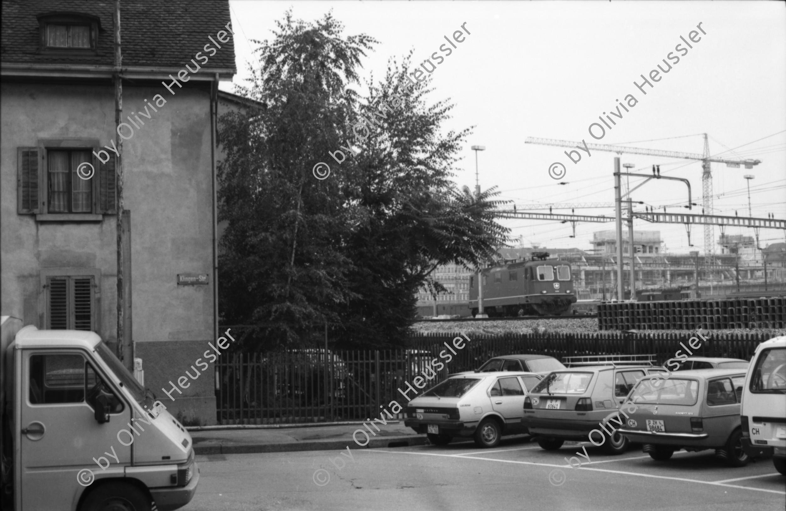 Image of sheet 19880830 photo 17: Stadtszenen und Bilder von Häusern Kreis 4 und 5 Die Isä Marie ? Eisen Marie ? auf ihrem Moped. (gest) Kein AKW über dem Hauptbahnhof HB-Südwest Nie! steht an der Zollstrasse Fussgänger Innen Unterführung Langstrasse. Konzert Sauvage in Winterthur. Olivia Selbstportrait Lebensgross. Schrebergärten zwischen (hinter) den Geleisen. Beim Güterbahnhof. Zürich 1988 Aussersihl Schweiz Suisse wohnen
