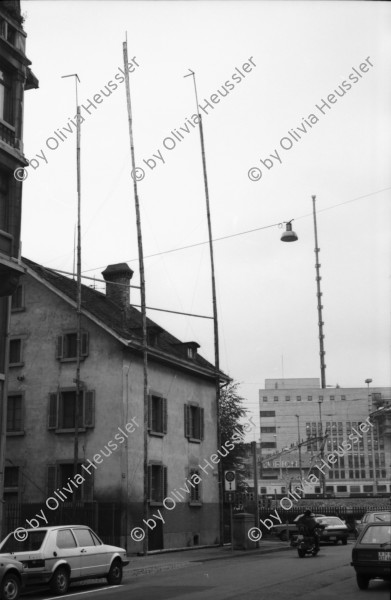 Image of sheet 19880830 photo 18: Stadtszenen und Bilder von Häusern Kreis 4 und 5 Die Isä Marie ? Eisen Marie ? auf ihrem Moped. (gest) Kein AKW über dem Hauptbahnhof HB-Südwest Nie! steht an der Zollstrasse Fussgänger Innen Unterführung Langstrasse. Konzert Sauvage in Winterthur. Olivia Selbstportrait Lebensgross. Schrebergärten zwischen (hinter) den Geleisen. Beim Güterbahnhof. Zürich 1988 Aussersihl Schweiz Suisse wohnen