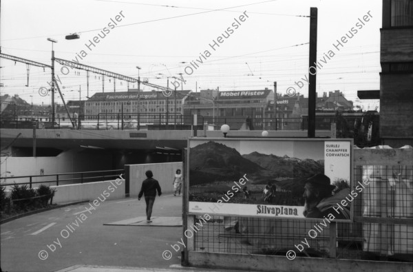 Image of sheet 19880830 photo 22: Stadtszenen und Bilder von Häusern Kreis 4 und 5 Die Isä Marie ? Eisen Marie ? auf ihrem Moped. (gest) Kein AKW über dem Hauptbahnhof HB-Südwest Nie! steht an der Zollstrasse Fussgänger Innen Unterführung Langstrasse. Konzert Sauvage in Winterthur. Olivia Selbstportrait Lebensgross. Schrebergärten zwischen (hinter) den Geleisen. Beim Güterbahnhof. Zürich 1988 Aussersihl Schweiz Suisse wohnen