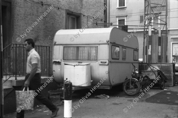 Image of sheet 19880830 photo 23: Stadtszenen und Bilder von Häusern Kreis 4 und 5 Die Isä Marie ? Eisen Marie ? auf ihrem Moped. (gest) Kein AKW über dem Hauptbahnhof HB-Südwest Nie! steht an der Zollstrasse Fussgänger Innen Unterführung Langstrasse. Konzert Sauvage in Winterthur. Olivia Selbstportrait Lebensgross. Schrebergärten zwischen (hinter) den Geleisen. Beim Güterbahnhof. Zürich 1988 Aussersihl Schweiz Suisse wohnen