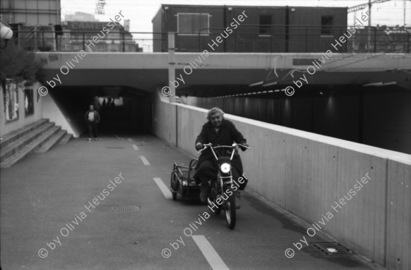 Image of sheet 19880830 photo 8: Isä Marie (Eisen Marie) auf ihrem Moped, Langstrasse, Zürich 1988. (gest)