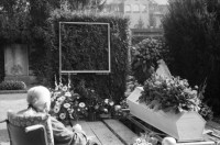 Image of sheet 19880840 photo 18: Beerdigung Richard Paul Lohse im Sihlfeld -Friedhof. Die Produzentengalerie hat ihm ein Bild zur Erinnerung gemacht. Alice seine Frau sitzt im Rollstuhl vor dem Sarg.