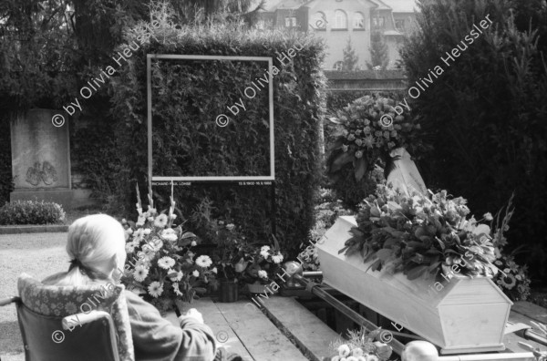 Image of sheet 19880840 photo 18: Beerdigung Richard Paul Lohse im Sihlfeld -Friedhof. Die Produzentengalerie hat ihm ein Bild zur Erinnerung gemacht. Alice seine Frau sitzt im Rollstuhl vor dem Sarg.