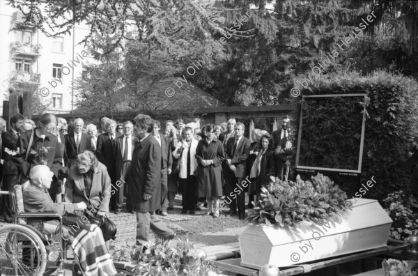 Image of sheet 19880840 photo 20: Beerdigung Richard Paul Lohse im Sihlfeld -Friedhof. Die Produzentengalerie hat ihm ein Bild zur Erinnerung gemacht. Alice seine Frau sitzt im Rollstuhl vor dem Sarg.