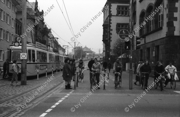 Image of sheet 19880850 photo 18: Die Medienwerkstatt in Freiburg im Breisgau Deutschland, feiert ihr 10 jähriges Bestehen. Portrait Thomas Grimm mit Samir Aldin Ronnie Pepo etc. Afrikanische Band spielt; Mahlatini the Mahatella Queens Makona Tsohle Band aus Soweto. Die Sängerin trägt eine POP Swatch auf der Bühne. TV stehen herum.  1988