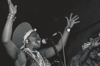 Image of sheet 19880850 photo 26: Afrikanische Band spielt; Mahlatini the Mahatella Queens Makona Tsohle Band aus Soweto. Die Sängerin trägt eine POP Swatch auf der Bühne. TV stehen herum.  1988
√