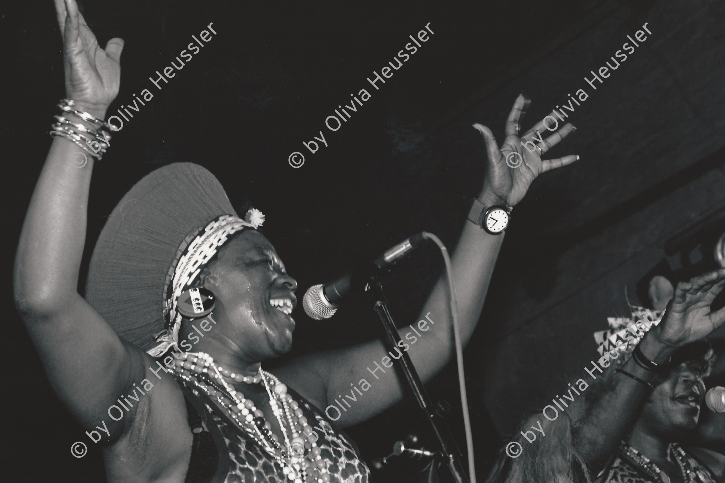 Image of sheet 19880850 photo 26: Afrikanische Band spielt; Mahlatini the Mahatella Queens Makona Tsohle Band aus Soweto. Die Sängerin trägt eine POP Swatch auf der Bühne. TV stehen herum.  1988
√