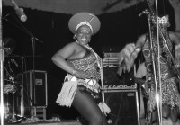 Image of sheet 19880850 photo 29: Die Medienwerkstatt in Freiburg im Breisgau Deutschland, feiert ihr 10 jähriges Bestehen. Portrait Thomas Grimm mit Samir Aldin Ronnie Pepo etc. Afrikanische Band spielt; Mahlatini the Mahatella Queens Makona Tsohle Band aus Soweto. Die Sängerin trägt eine POP Swatch auf der Bühne. TV stehen herum.  1988