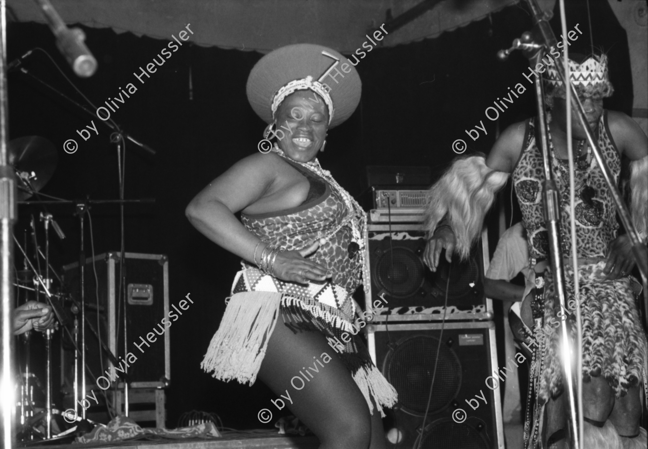 Image of sheet 19880850 photo 29: Die Medienwerkstatt in Freiburg im Breisgau Deutschland, feiert ihr 10 jähriges Bestehen. Portrait Thomas Grimm mit Samir Aldin Ronnie Pepo etc. Afrikanische Band spielt; Mahlatini the Mahatella Queens Makona Tsohle Band aus Soweto. Die Sängerin trägt eine POP Swatch auf der Bühne. TV stehen herum.  1988