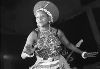 Image of sheet 19880850 photo 31: Die Medienwerkstatt in Freiburg im Breisgau Deutschland, feiert ihr 10 jähriges Bestehen. Portrait Thomas Grimm mit Samir Aldin Ronnie Pepo etc. Afrikanische Band spielt; Mahlatini the Mahatella Queens Makona Tsohle Band aus Soweto. Die Sängerin trägt eine POP Swatch auf der Bühne. TV stehen herum.  1988