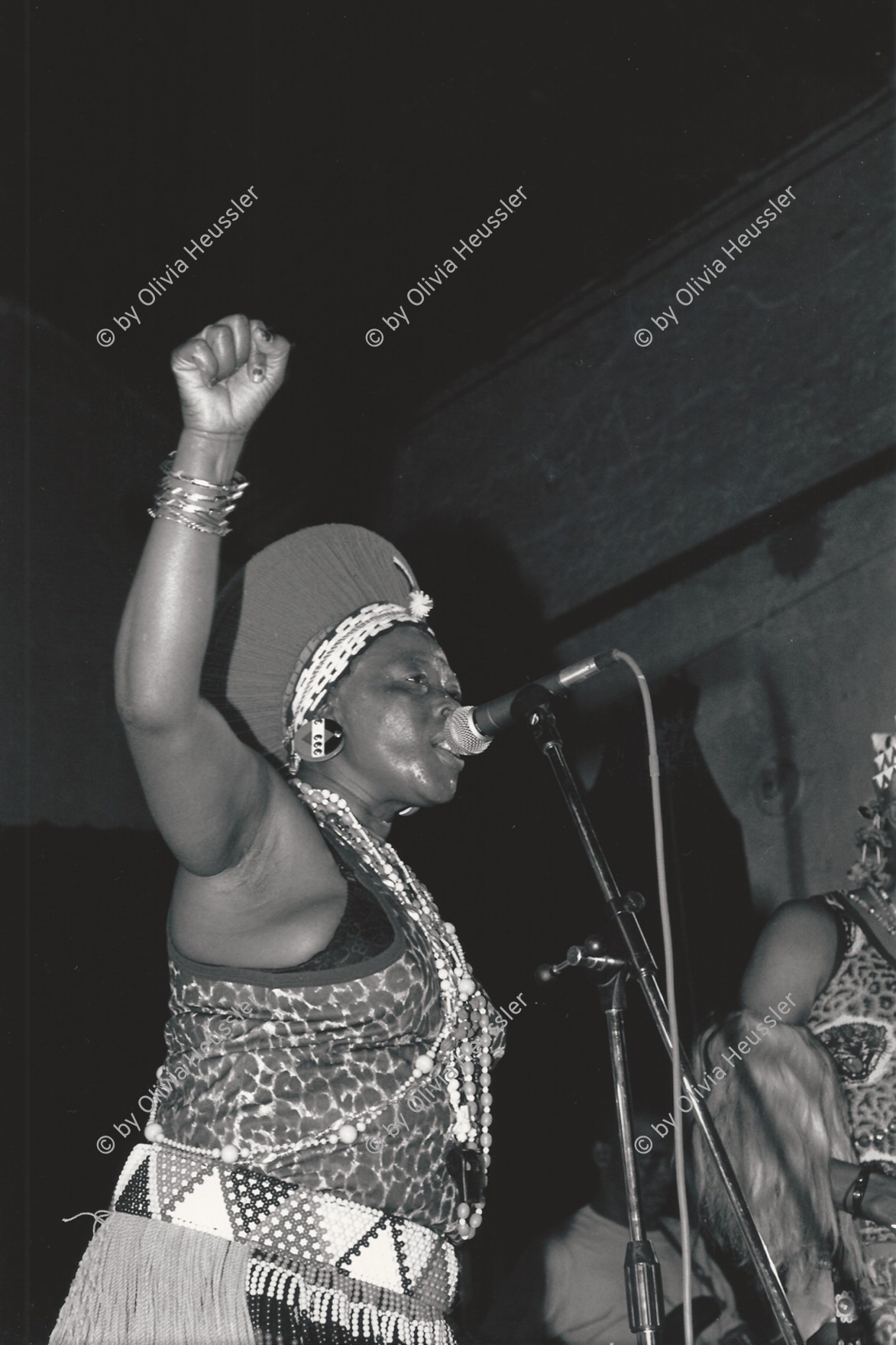 Image of sheet 19880850 photo 34: Afrikanische Band spielt; Mahlatini the Mahatella Queens Makona Tsohle Band aus Soweto. Die Sängerin trägt eine POP Swatch auf der Bühne. √ 1988 Freiburg i. Breisgau Deutschland