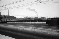 Image of sheet 19880860 photo 14: Die alten Häuser die von den Bombardierungen in Dresden versehrt blieben. Deutschland DDR Die Bäckeranlage im Schnee. Die Closchis Clochard schlafen und einer kocht Kaffee im Schnee. Das Bett ist voll Schnee. Bäckeranlage Kreis 4 vier Aussersihl Er putzt sich die Schuhe. Mond über Erismannhof Zürich Schweiz Switzerland 1988