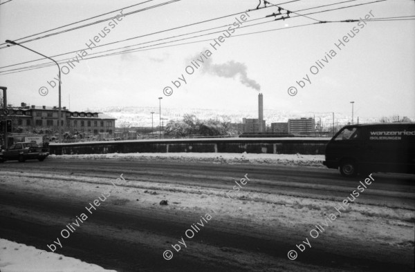 Image of sheet 19880860 photo 14: Die alten Häuser die von den Bombardierungen in Dresden versehrt blieben. Deutschland DDR Die Bäckeranlage im Schnee. Die Closchis Clochard schlafen und einer kocht Kaffee im Schnee. Das Bett ist voll Schnee. Bäckeranlage Kreis 4 vier Aussersihl Er putzt sich die Schuhe. Mond über Erismannhof Zürich Schweiz Switzerland 1988