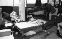 Image of sheet 19880860 photo 20: Die alten Häuser die von den Bombardierungen in Dresden versehrt blieben. Deutschland DDR Die Bäckeranlage im Schnee. Die Closchis Clochard schlafen und einer kocht Kaffee im Schnee. Das Bett ist voll Schnee. Bäckeranlage Kreis 4 vier Aussersihl Er putzt sich die Schuhe. Mond über Erismannhof Zürich Schweiz Switzerland 1988