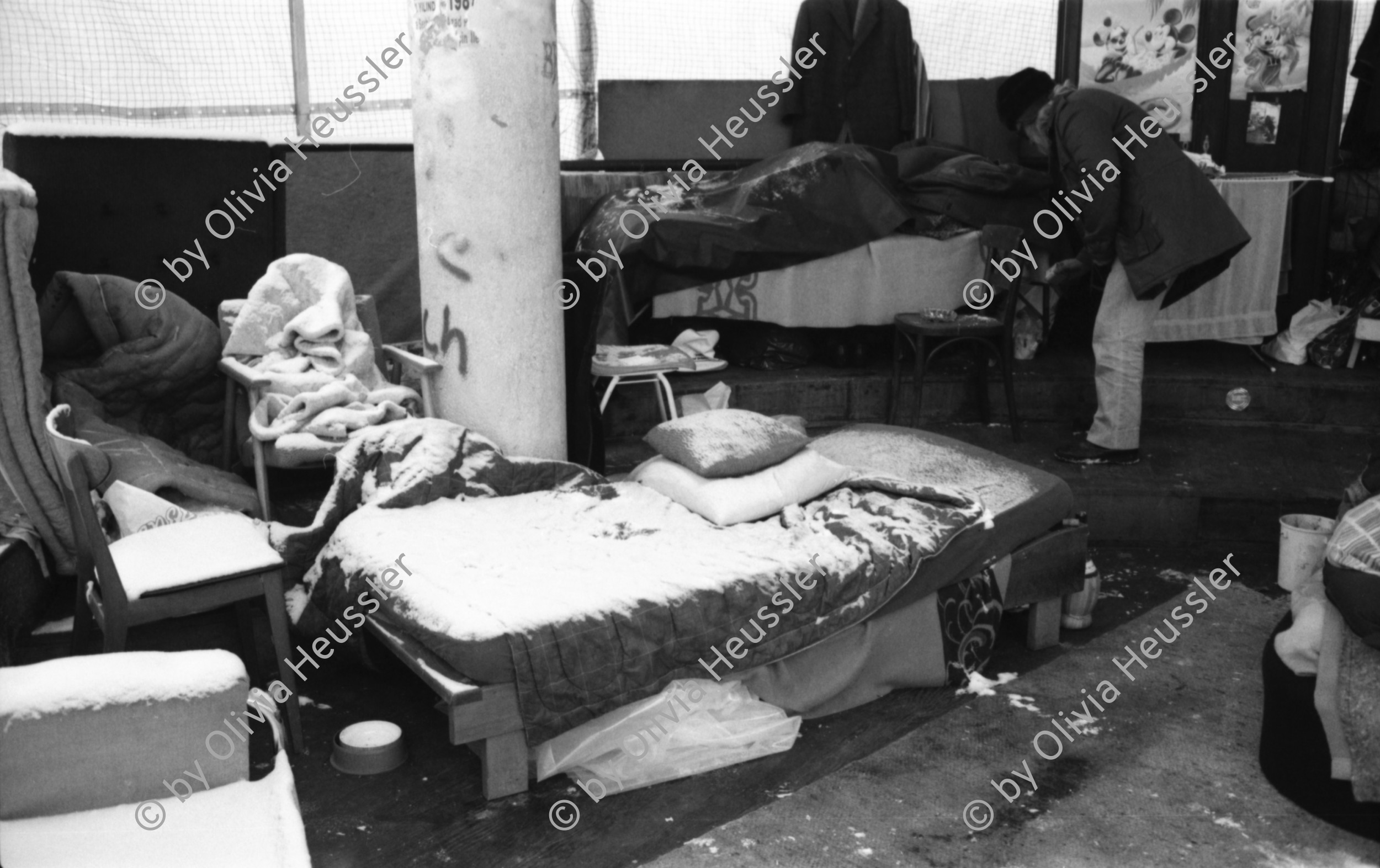 Image of sheet 19880860 photo 20: Die alten Häuser die von den Bombardierungen in Dresden versehrt blieben. Deutschland DDR Die Bäckeranlage im Schnee. Die Closchis Clochard schlafen und einer kocht Kaffee im Schnee. Das Bett ist voll Schnee. Bäckeranlage Kreis 4 vier Aussersihl Er putzt sich die Schuhe. Mond über Erismannhof Zürich Schweiz Switzerland 1988