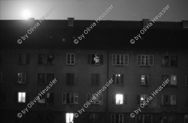 Image of sheet 19880860 photo 7: Die alten Häuser die von den Bombardierungen in Dresden versehrt blieben. Deutschland DDR Die Bäckeranlage im Schnee. Die Closchis Clochard schlafen und einer kocht Kaffee im Schnee. Das Bett ist voll Schnee. Bäckeranlage Kreis 4 vier Aussersihl Er putzt sich die Schuhe. Mond über Erismannhof Zürich Schweiz Switzerland 1988