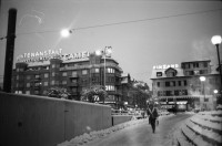 Image of sheet 19880870 photo 1: Schnee im Kreis 5 fünf Im Café am Helvetiaplatz. Eingepacktes Haus in Renovation. Mann Liest im Tram Strassenbahn. Portrait Antonio Turok der mexikanischer Photographer Photography Fotograf. Ich schenkte ihm ein T-Shirt
 'Political Asylum'. In meiner Küche im Erismannhof. Ich schneide ihm seinen Zopf. Im Stray Cats trinken wir Champagner .alles Leica M4 Test Zürich Aussersihl Kreis vier Switzerland housing