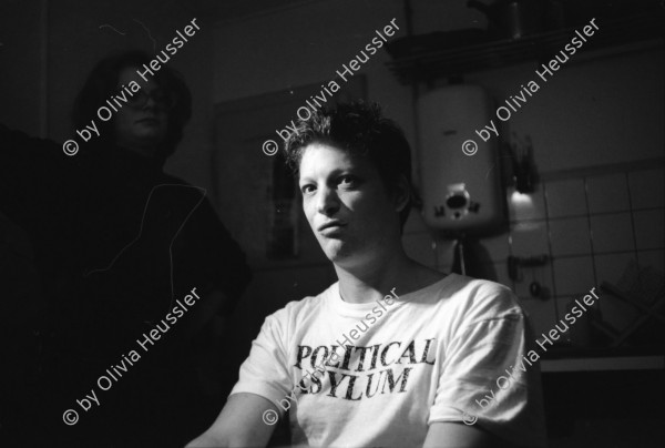 Image of sheet 19880870 photo 23: Portrait Antonio Turok der mexikanischer Photographer Photography Fotograf. Ich schenkte ihm ein T-Shirt
 'Political Asylum'. In meiner Küche im Erismannhof. Ich schneide ihm seinen Zopf. Im Stray Cats trinken wir Champagner .alles Leica M4 Test Zürich Aussersihl Kreis vier Switzerland housing