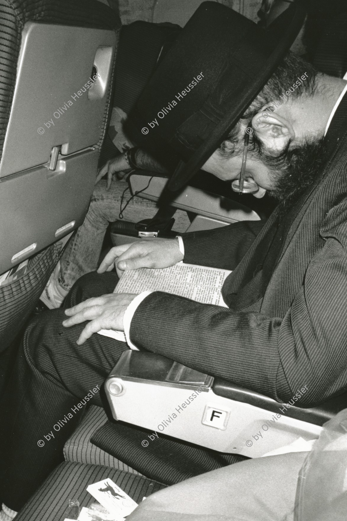 Image of sheet 19880880 photo 1: Orthodoxer Jude schläft über seiner Zeitung im Flugzeug. Manhattan N.Y.C. USA 1988 √
© 1988, by OLIVIA HEUSSLER / www.clic.li