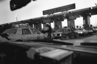 Image of sheet 19880880 photo 15: Eine Frau verkauft frühmorgens auf der Brooklyn Brücke die Tageszeitung . New York Manhattan U.S.A. 1988 √
© 1988, by OLIVIA HEUSSLER / www.clic.li 
women woman work street journal media news paper