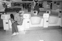 Image of sheet 19880880 photo 17: Mann schläft in einem Sessel mit TV-Funktion, Airport Manhattan N.Y.C. USA 1988