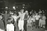Image of sheet 19880880 photo 30: Als Clown lässt sich Nachts ein wenig Geld verdienen. Guatemala City 1988 √

mobile circus man comedian