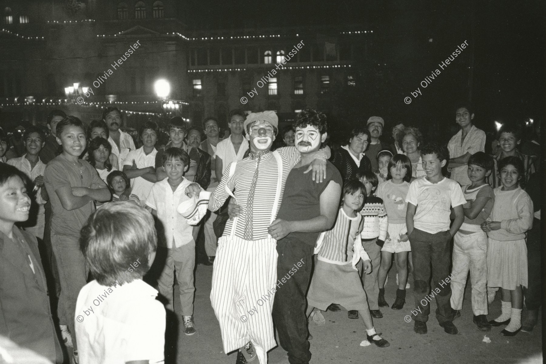 Image of sheet 19880880 photo 30: Als Clown lässt sich Nachts ein wenig Geld verdienen. Guatemala City 1988 √

mobile circus man comedian