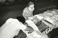 Image of sheet 19880880 photo 37: Diese Kinder haben das Glück einen kleinen Stand an einer Strasse wenigstens Nachts zu bedienen. Guatemala 1988 √ Kinderarbeit
coca cola
child work labour labor

© 1988, by OLIVIA HEUSSLER / www.clic.li