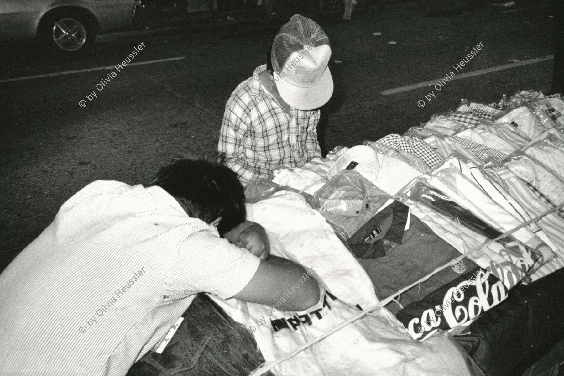 Image of sheet 19880880 photo 37: Diese Kinder haben das Glück einen kleinen Stand an einer Strasse wenigstens Nachts zu bedienen. Guatemala 1988 √ Kinderarbeit
coca cola
child work labour labor

© 1988, by OLIVIA HEUSSLER / www.clic.li