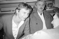 Image of sheet 19880880 photo 4: Res Strehle und Pio Corradi auf einem Flug nach New York, 1988.
New York City, U.S.A.