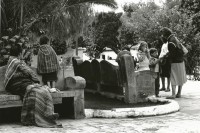 Image of sheet 19880890 photo 24: Mutter und Kinder aus zwei verschiedenen Kulturkreisen. Antigua Guatemala 12.88 1988 √