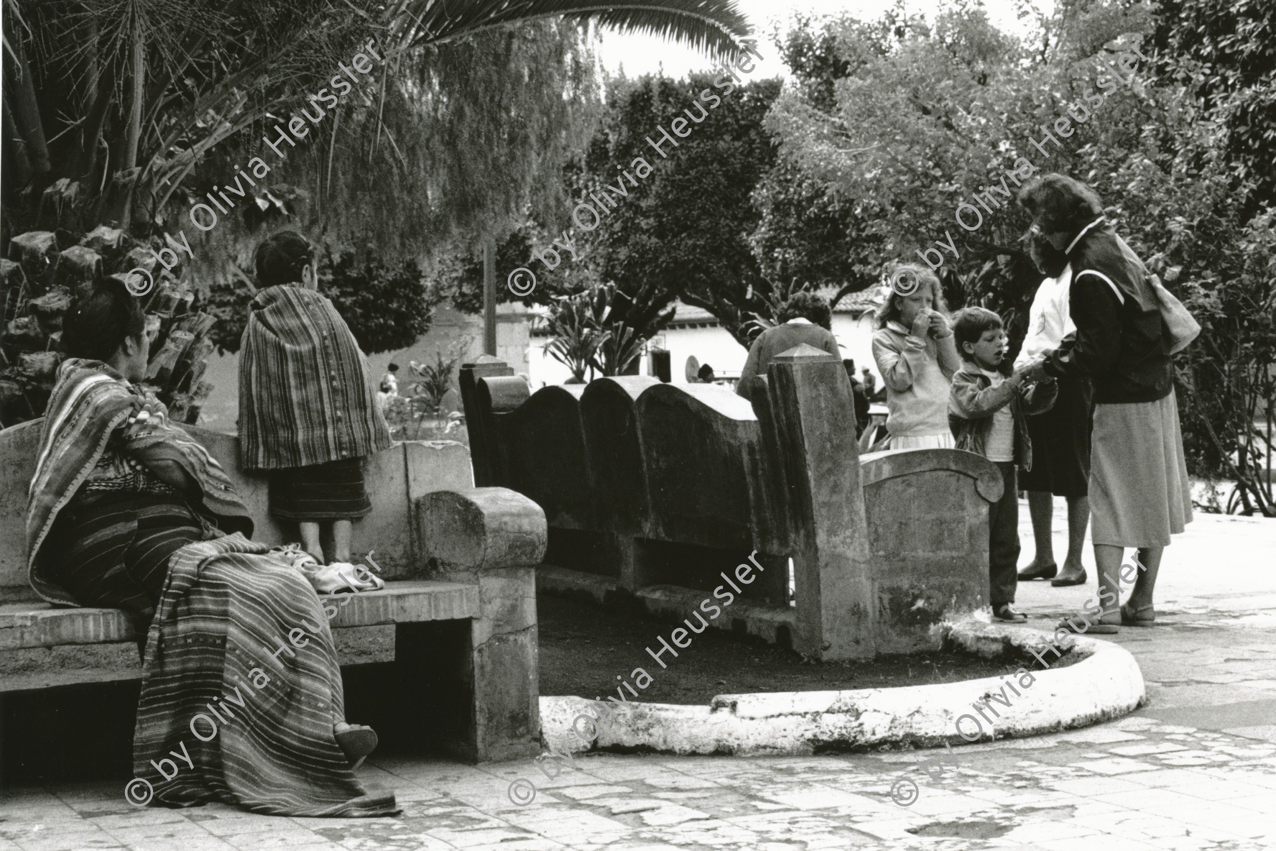 Image of sheet 19880890 photo 24: Mutter und Kinder aus zwei verschiedenen Kulturkreisen. Antigua Guatemala 12.88 1988 √