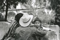 Image of sheet 19880890 photo 29: Eine indiansiche Bauernfamilie mit Kleinkind Kind im Stadtpark. Antigua Guatemala 12.88
Indian native family in a parc. 
Indios Indigena 1988 √