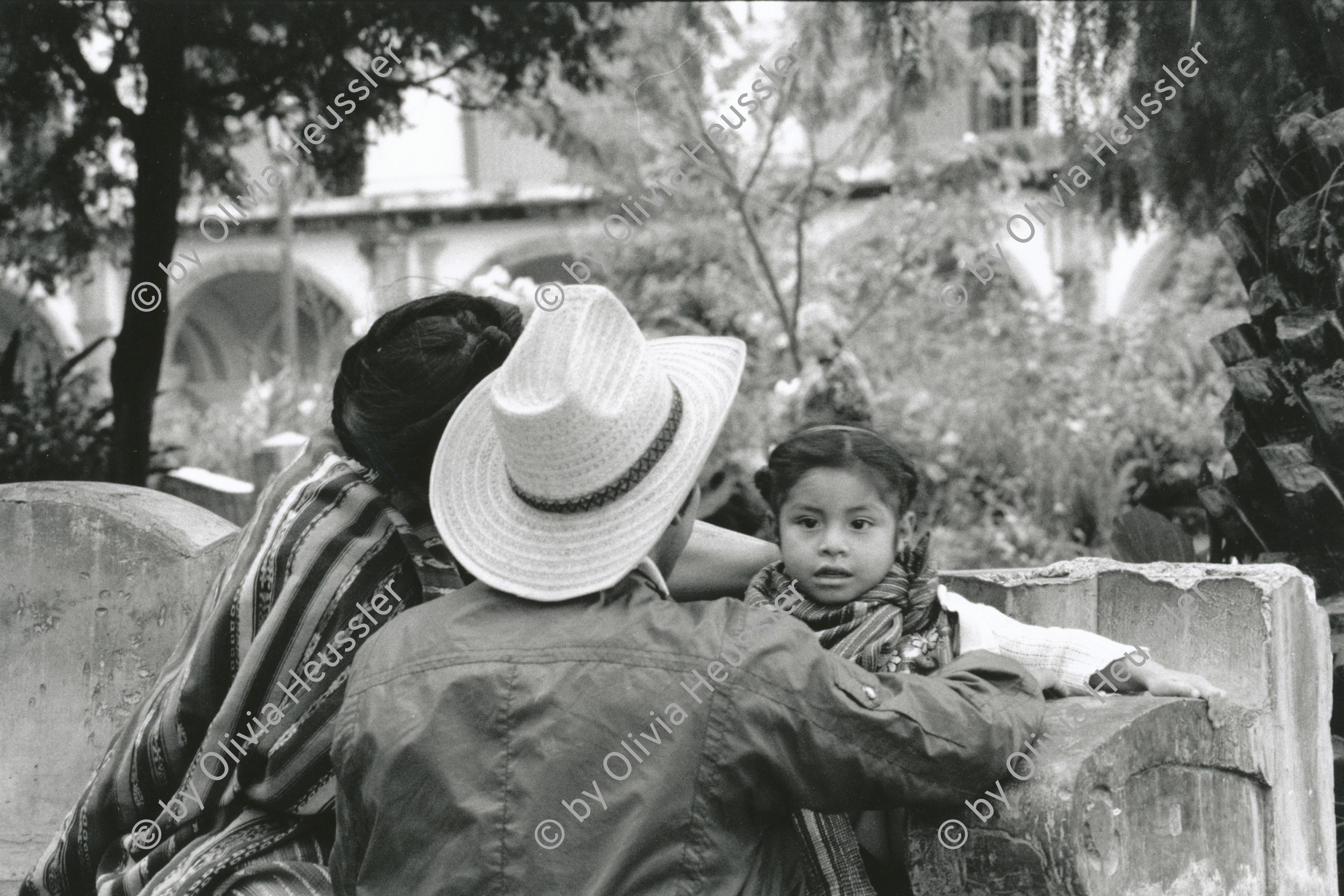 Image of sheet 19880890 photo 29: Eine indiansiche Bauernfamilie mit Kleinkind Kind im Stadtpark. Antigua Guatemala 12.88
Indian native family in a parc. 
Indios Indigena 1988 √