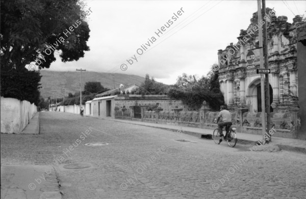 Image of sheet 19880890 photo 8: Ein Pflästerer. In der Strasse von Antigua. Seminar Fundes. Ohring und Brugger und Markus X Im Park verkauft eine junge Mutter ihren Truthahn, es ist bald Weihnacht. ihre Tochter sitzt auch da. Schuhputzer im Park. Szenen von Familien. Leute stehen bei der Bank in einer Schlange. Eine Frau bringt einen Kuchen. Elegante reiche Touristin mit grossen Hut. Indianer bestaunen Weisse Familie. Mann und Hund. Kaktus und Mann von Hinten auf Sitzbank. Guatemala 1988