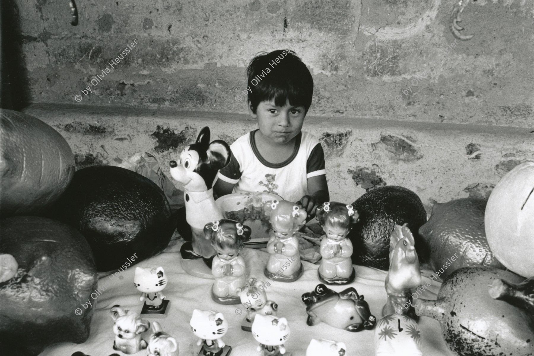 Image of sheet 19880900 photo 11: Eine Junge verkauft Souvenirs in der Strasse. Guatemala 1988

Native indian boy selling souvenirs downtown. √ Kinderarbeit