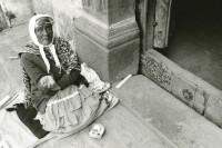 Image of sheet 19880900 photo 21: Eine alte Frau bettelt vor einer Kirche in Antigua, Guatemala 1988 Bettlerin Indigena √