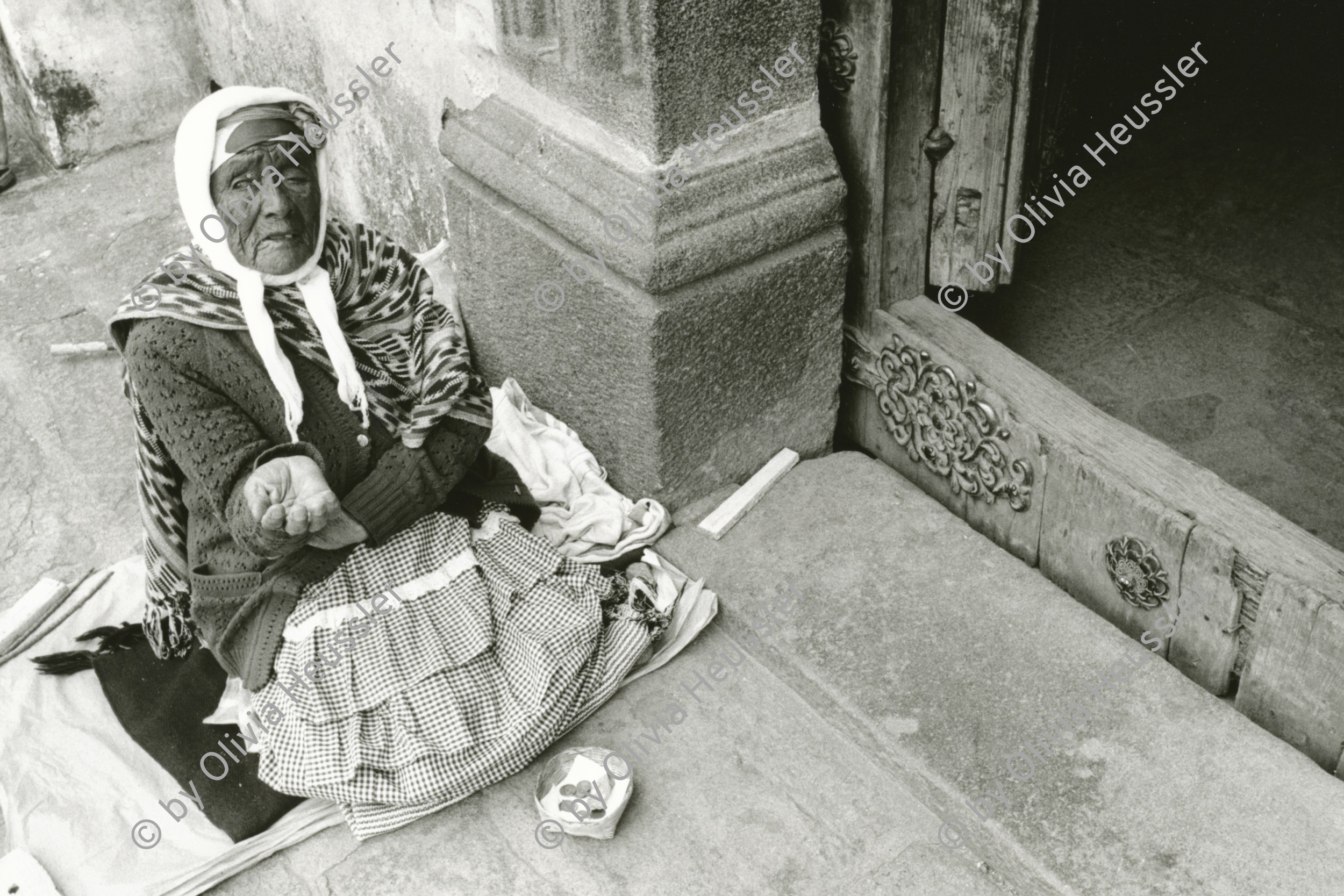 Image of sheet 19880900 photo 21: Eine alte Frau bettelt vor einer Kirche in Antigua, Guatemala 1988 Bettlerin Indigena √