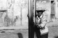 Image of sheet 19880910 photo 15: Nordamerikanische Touristen lernen wie man Tortillas macht. Eine Indianische Indigena Hotelangestellte zeigt wie. Aeltere Guatemaltecos in den Strasse. Arbeiter renovieren die alte Kathedrale. Marimba spielen für Touristen. Indio Indianer Mann geht auf junge Frau los. Strassenszenen. Alte Frau im Abendlicht. Kleinkind neben den Füssen ihrer Mutter. Kleine Buben spielen den Tod. 1988 Guatemala
