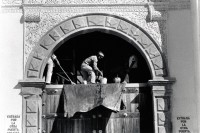 Image of sheet 19880910 photo 21: Arbeiter renovieren die alte Kathedrale. Indio 1988 Guatemala √