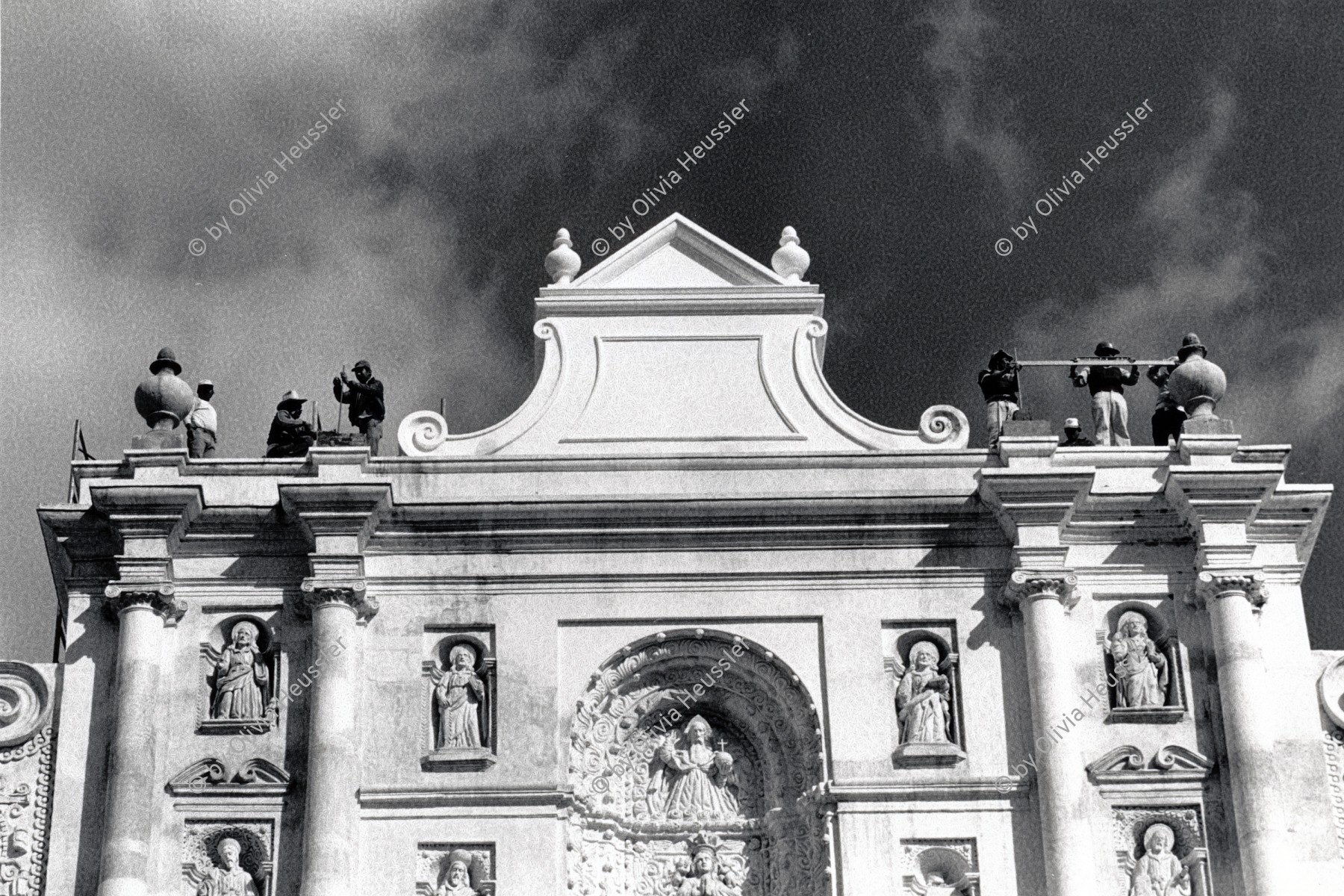 Image of sheet 19880910 photo 23: In Antigua arbeiten die lokalen Bauern an der Renovation der Kirche mit. Guatemala 12.88 √