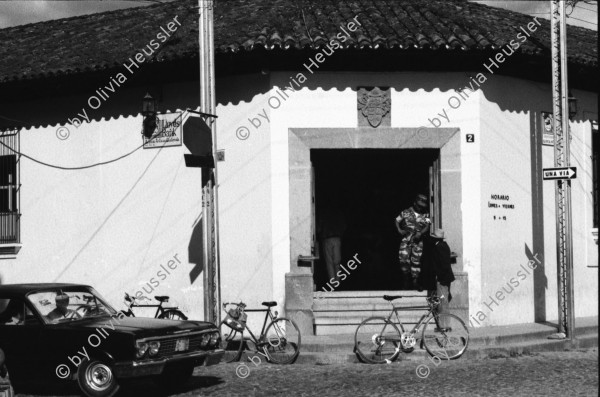 Image of sheet 19880910 photo 26: Nordamerikanische Touristen lernen wie man Tortillas macht. Eine Indianische Indigena Hotelangestellte zeigt wie. 1988 Guatemala √