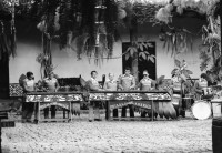 Image of sheet 19880910 photo 28: Nordamerikanische Touristen lernen wie man Tortillas macht. Eine Indianische Indigena Hotelangestellte zeigt wie. 1988 Guatemala √