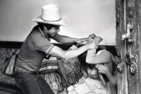 Image of sheet 19880910 photo 29: Ein Mann belästigt eine junge Frau im Glauben mit ihr zu spielen. Antigua  Guatemala 12.88 1988 √
man woman beats indigena indigene
