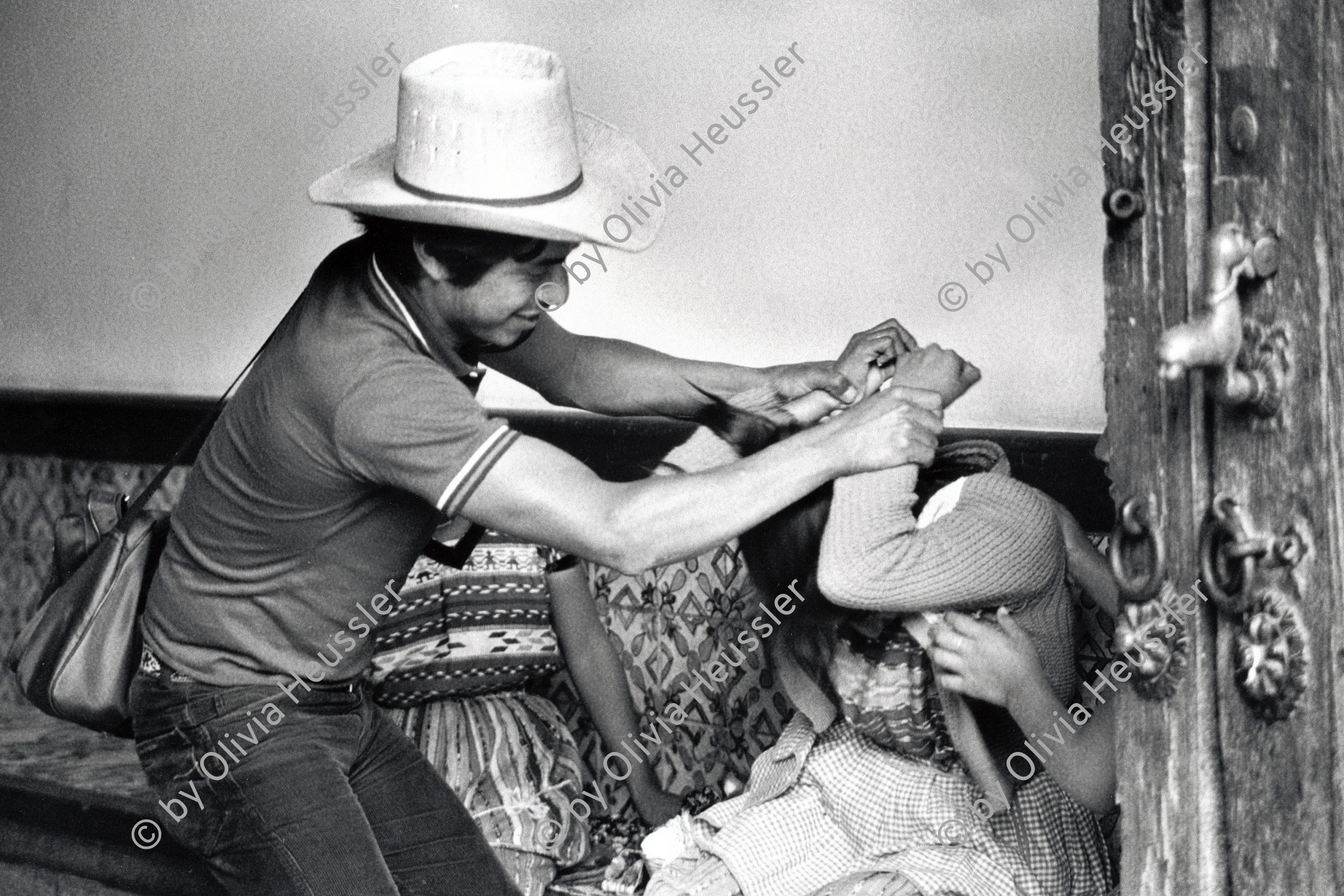 Image of sheet 19880910 photo 29: Ein Mann belästigt eine junge Frau im Glauben mit ihr zu spielen. Antigua  Guatemala 12.88 1988 √
man woman beats indigena indigene