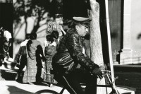 Image of sheet 19880910 photo 31: Aeltere Guatemaltecos in den Strasse. Polizeibeamter auf Fahrrad Velo. 1988 Guatemala √