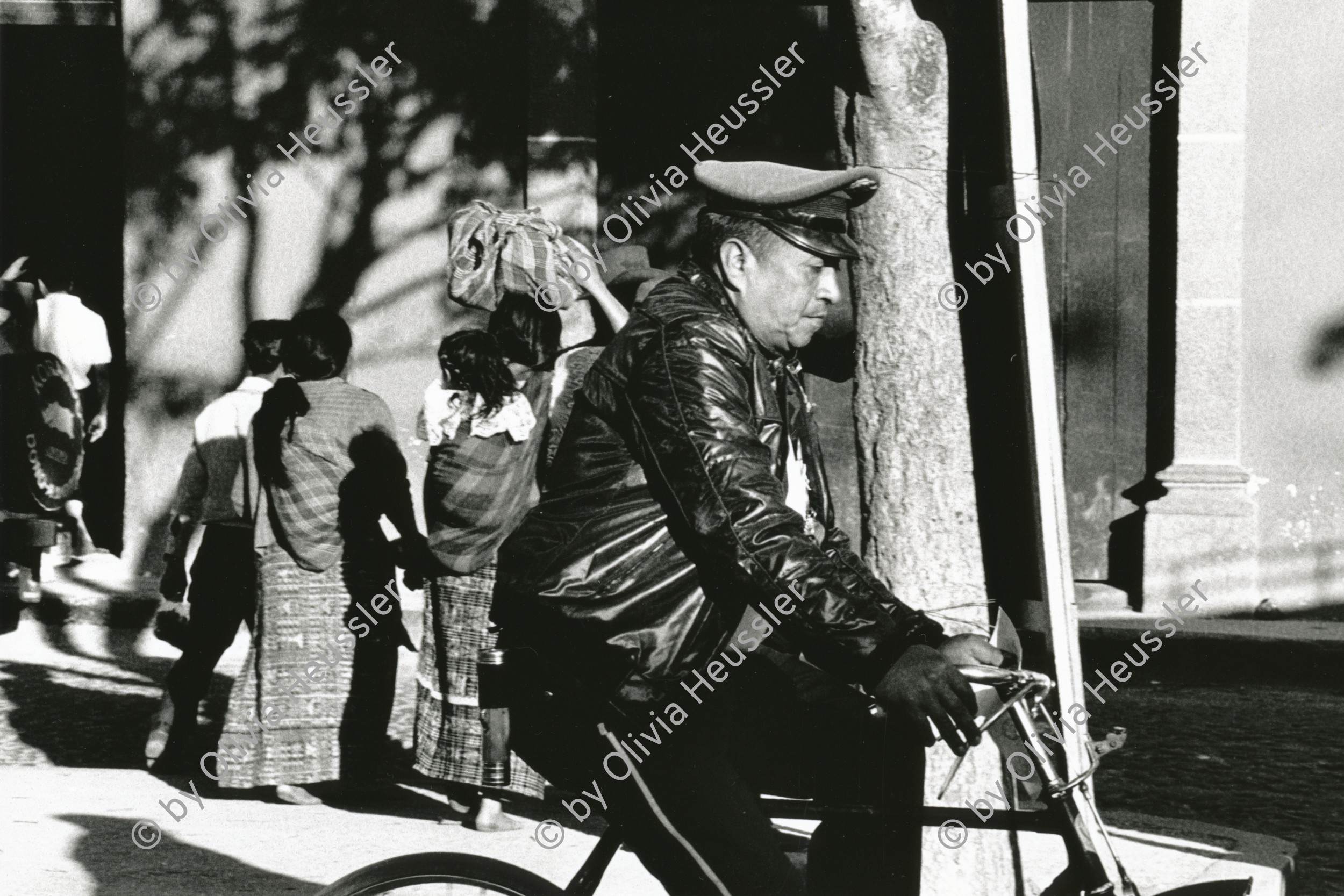 Image of sheet 19880910 photo 31: Aeltere Guatemaltecos in den Strasse. Polizeibeamter auf Fahrrad Velo. 1988 Guatemala √